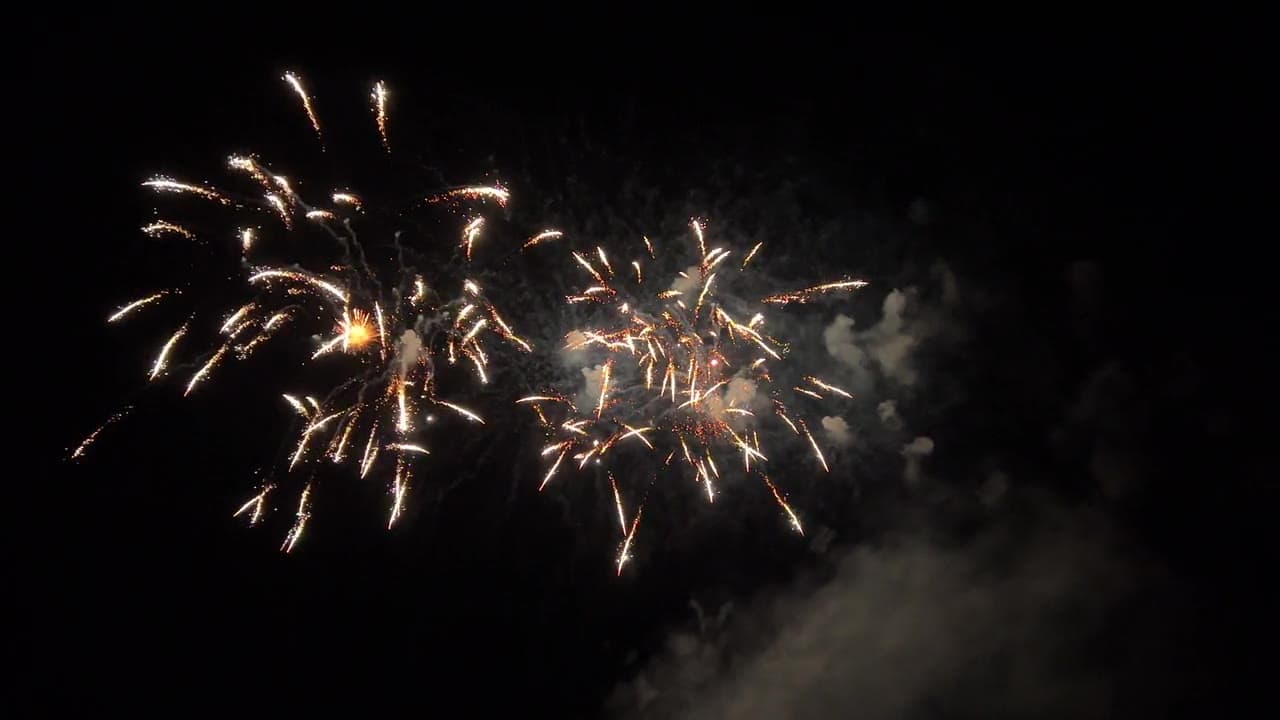 Fogo de artifício dourado a iluminar a noite